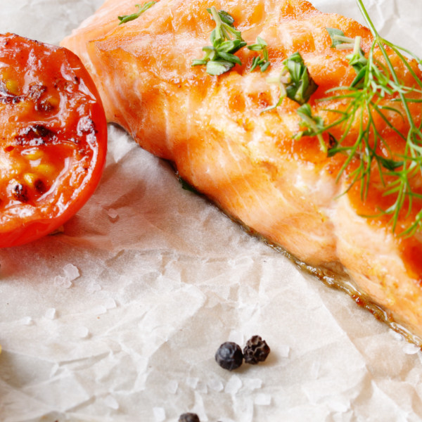 Thunfisch-Steak mit Tomaten