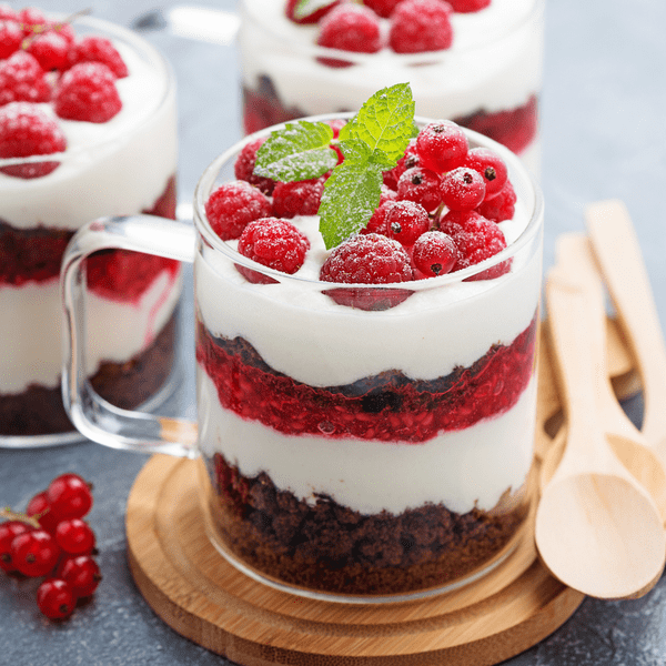 Brownieboden-Beeren-Dessert