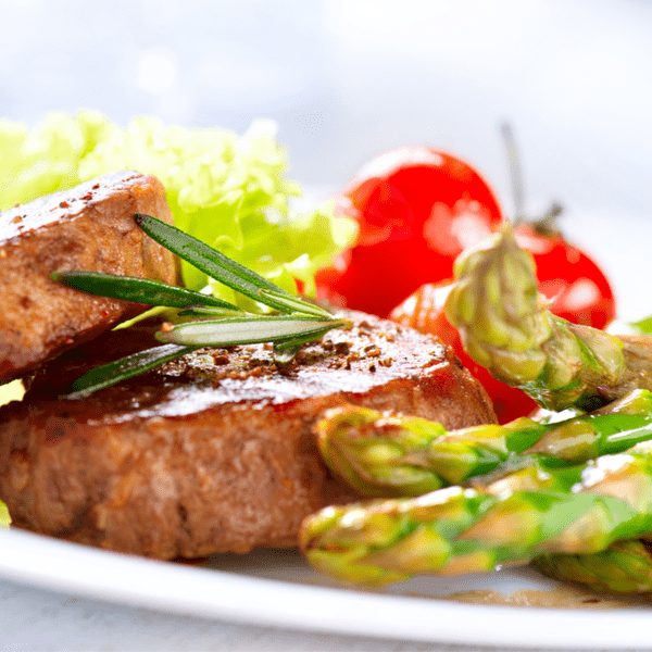 Steak mit grünem Spargel