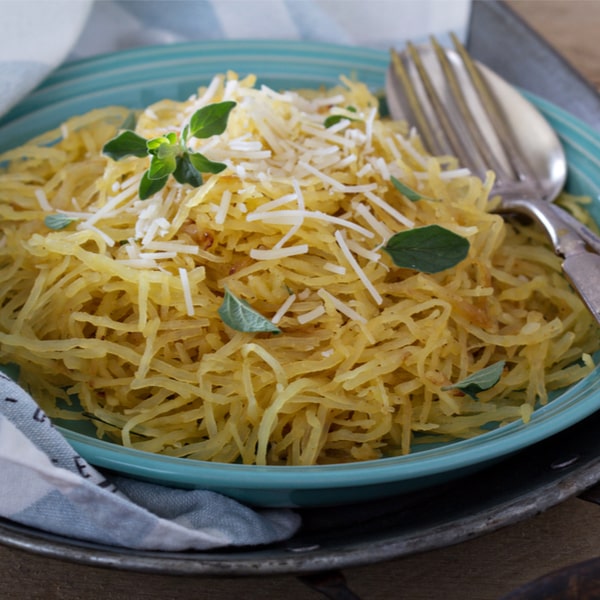 Gebackener Spaghettikürbis mit Parmesan