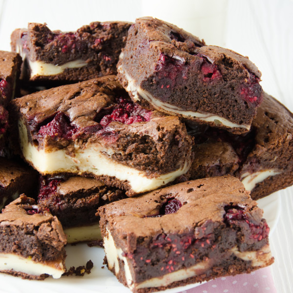 Cheesecake Brownies mit Himbeeren - lowcarbrezeptdestages.de