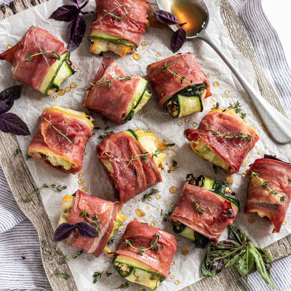 Zucchini-Röllchen im Schinkenmantel
